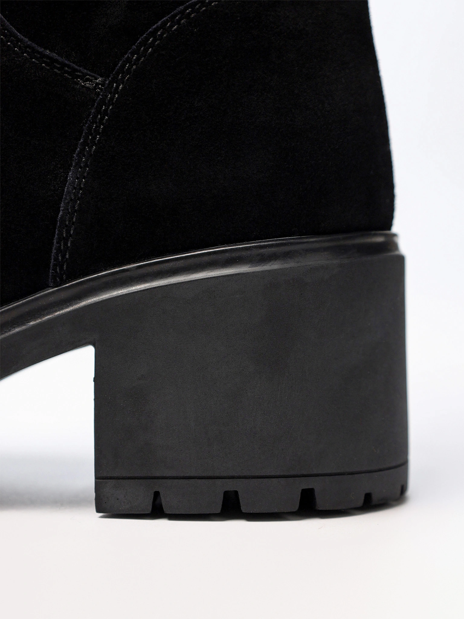 Сапоги черного цвета из натуральной замши на высоком каблуке